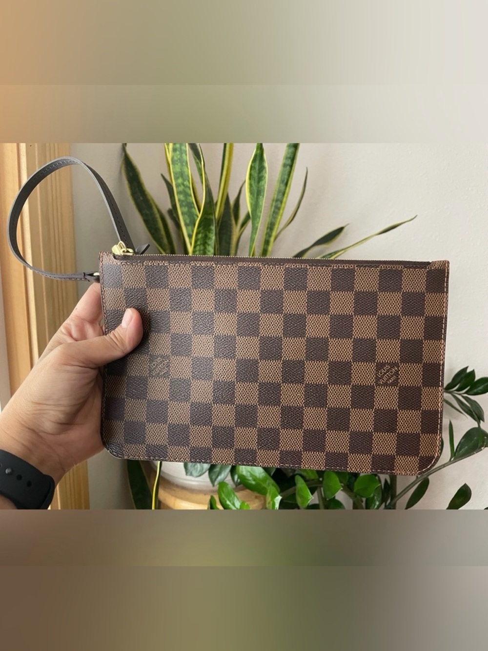 Authentic LOUIS VUITTON Damier Neverfull MM Pouch.